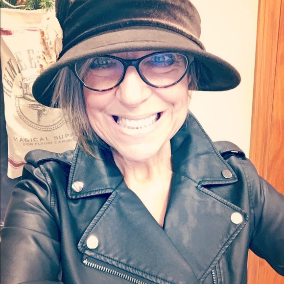 Meet your Posher, Mary Jo - Picture 2 of 8